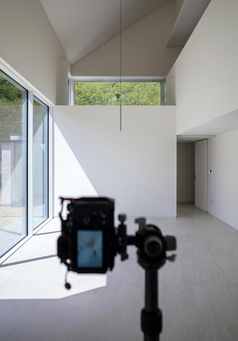 Camera on a tripod set up to shoot bracketed exposures inside a room