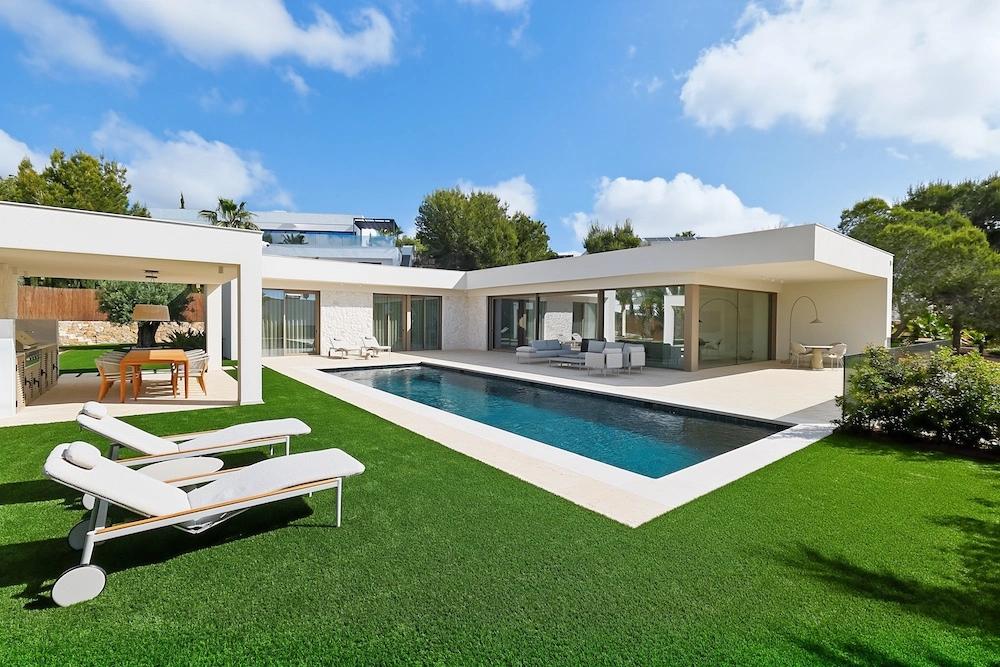 Luxury Villa - AI enhanced real estate photo